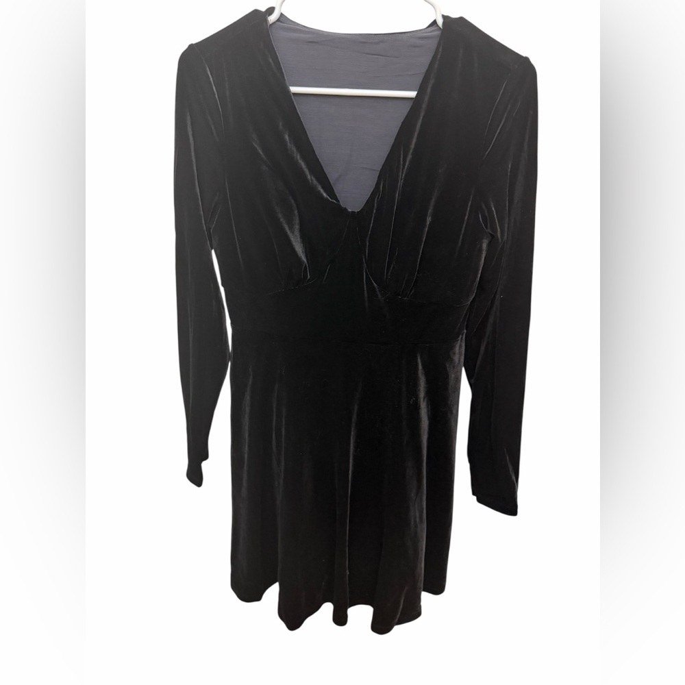 Women’s Halara size Medium velvet dress! Comes with a built in bodysuit! NWT